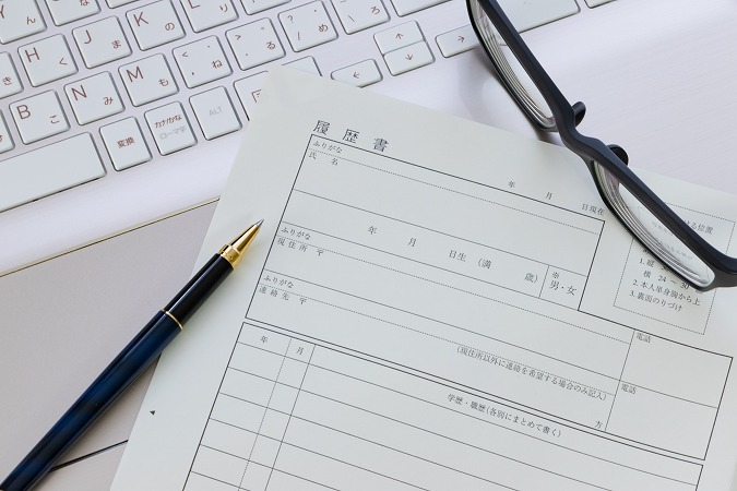 履歴書とボールペンと眼鏡