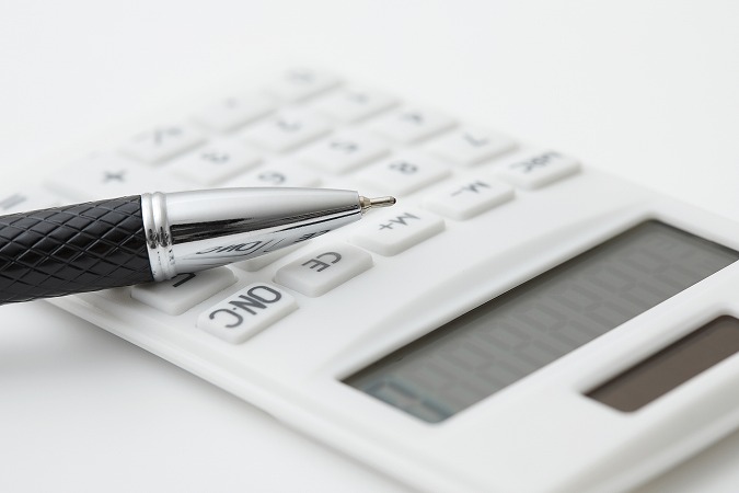 電卓の上に乗るペン先